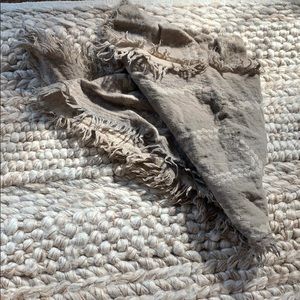 Aritizia diamond triangle mosaic scarf